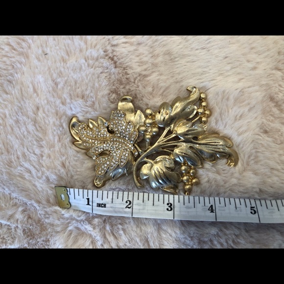 Goldtone Leaf Broach with Rhinestones - Picture 3 of 6